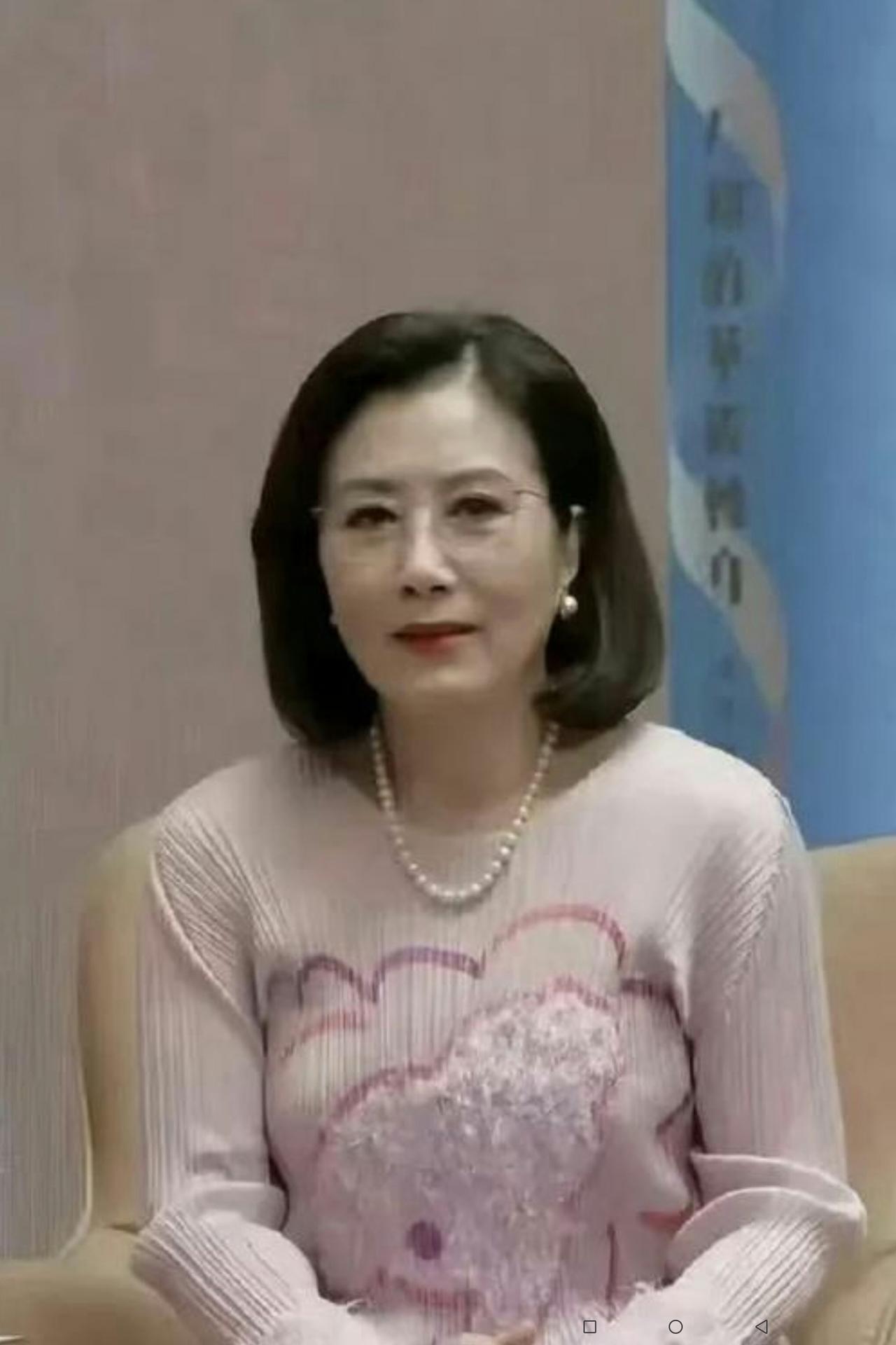 这位“80后”象不像“40后”！下面照片中这位是香港的著名演员，名字叫汪明荃。