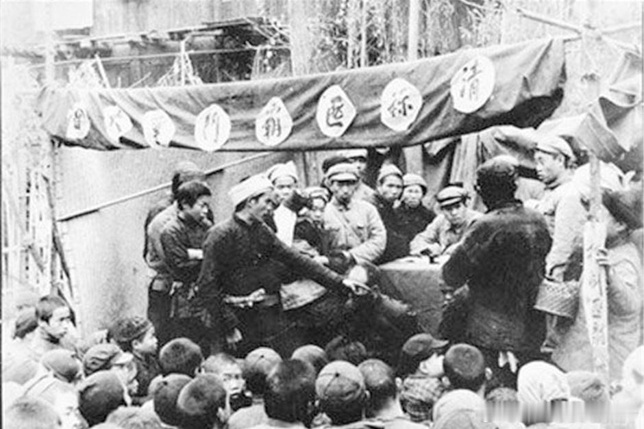 这张照片拍摄于1950年代初的湘西剿匪期间。当时国民党败退台湾后，在湘西留下了大