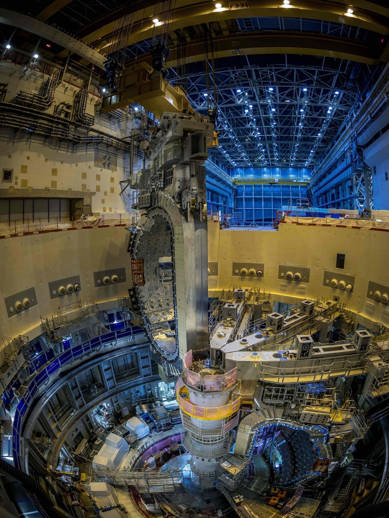 这是位于法国的国际聚变实验装置ITER的最新进展。他们正在将真空容器扇形模块安装