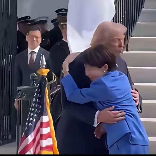 摄影师就因为偷拍这张图因太过真实，夸张…丢了饭碗