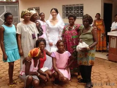 何进的弟弟从非洲回来，我们给他接风。自然聊起了非洲，他说他在那边务工，主要是维