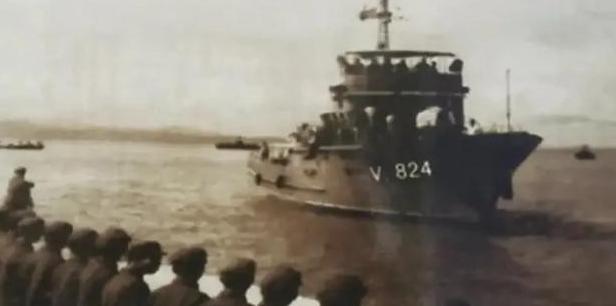 1960年一次，海军扫雷队正将一枚美军水雷拖回去研究，不料潜水员忽听到异响，一摸