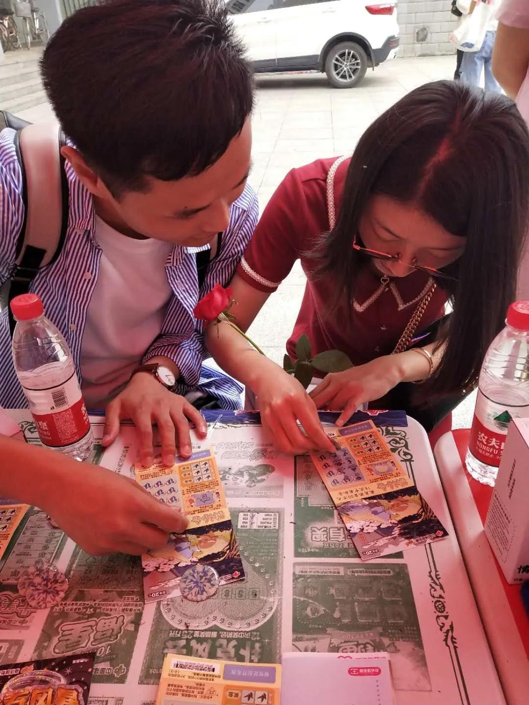 陪女友逛街随手买刮刮乐，竟中80万大奖！这波好运直接甜到骨子里，全网都羡慕疯了。