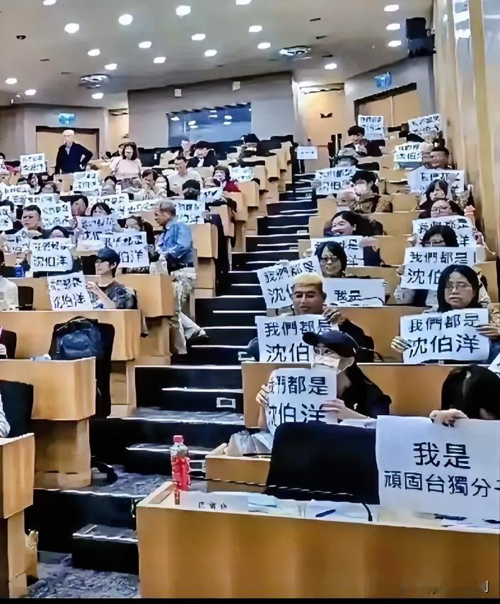 看到台湾黑熊学院师生举着“我们都是台独顽固分子”的牌子叫嚣，再看所谓“七成台湾人