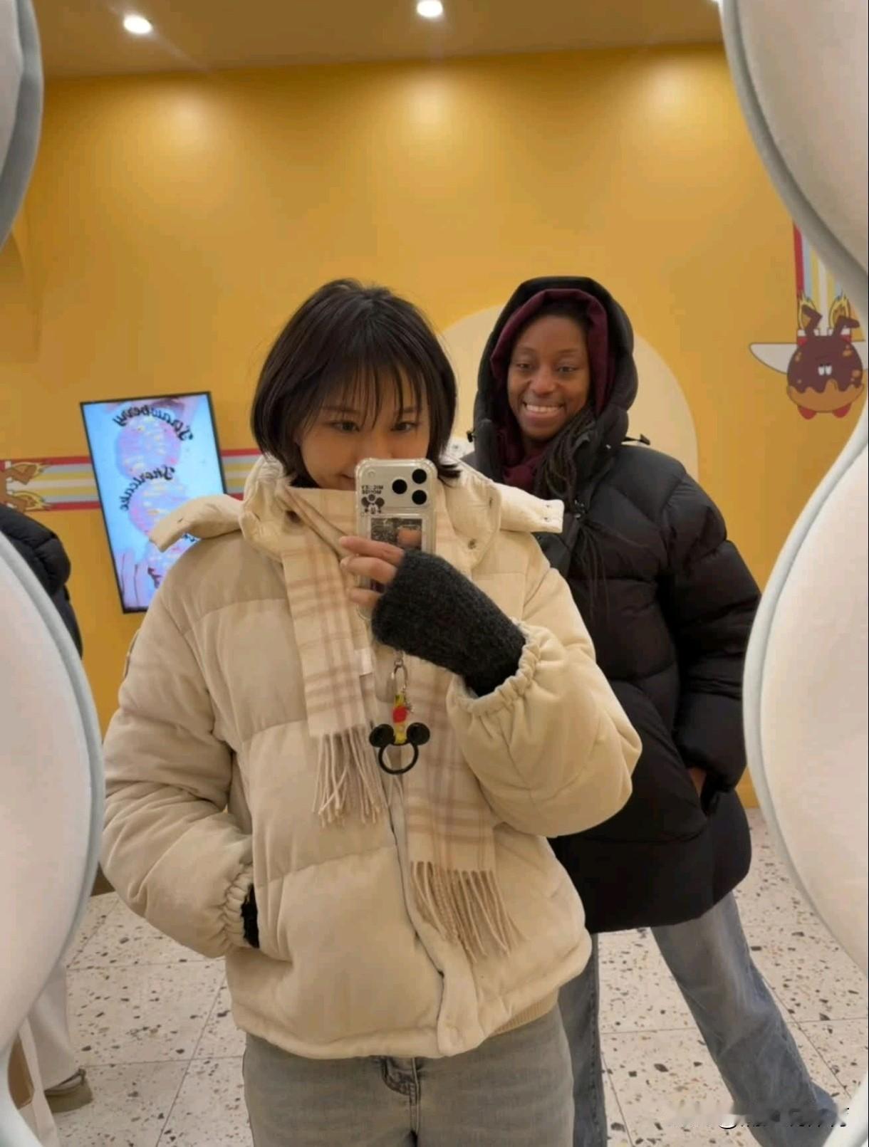 龚翔宇美国合影必带黑人队友。龚翔宇抵达美国之后，流出一个她巧克力肤色的视频，自此