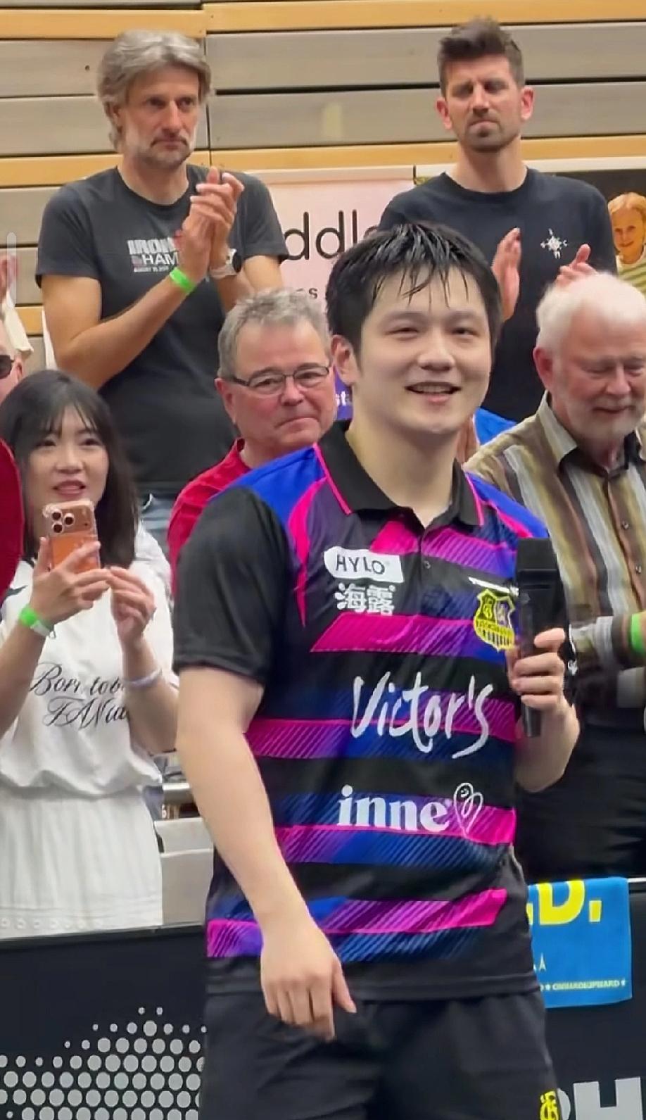 樊振东德甲告别仪式上，最令人破防的画面不是他笑着向大家说告别语，也不是赛前现场合