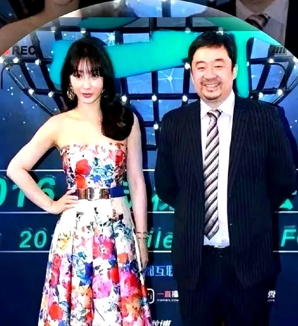 柳岩，你也太大意了吧？在一次品牌活动中，柳岩与主持人互动时，突然从她的裙子里