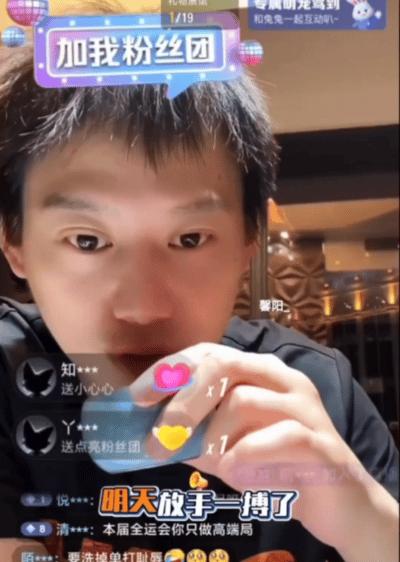 周雨要哭了！前天直播，刚暴露了教练教他打樊振东的方法，今天团体赛，两人又