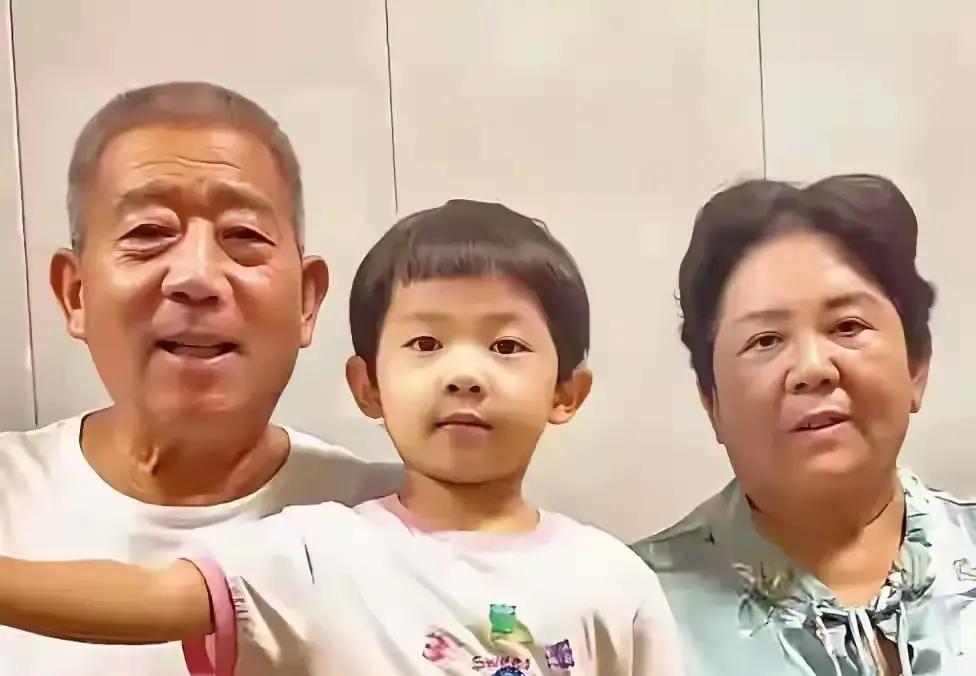 67岁生女被骂7年后，他在父亲节只说了，评论区瞬间安静了。父亲节这天，鲁城的