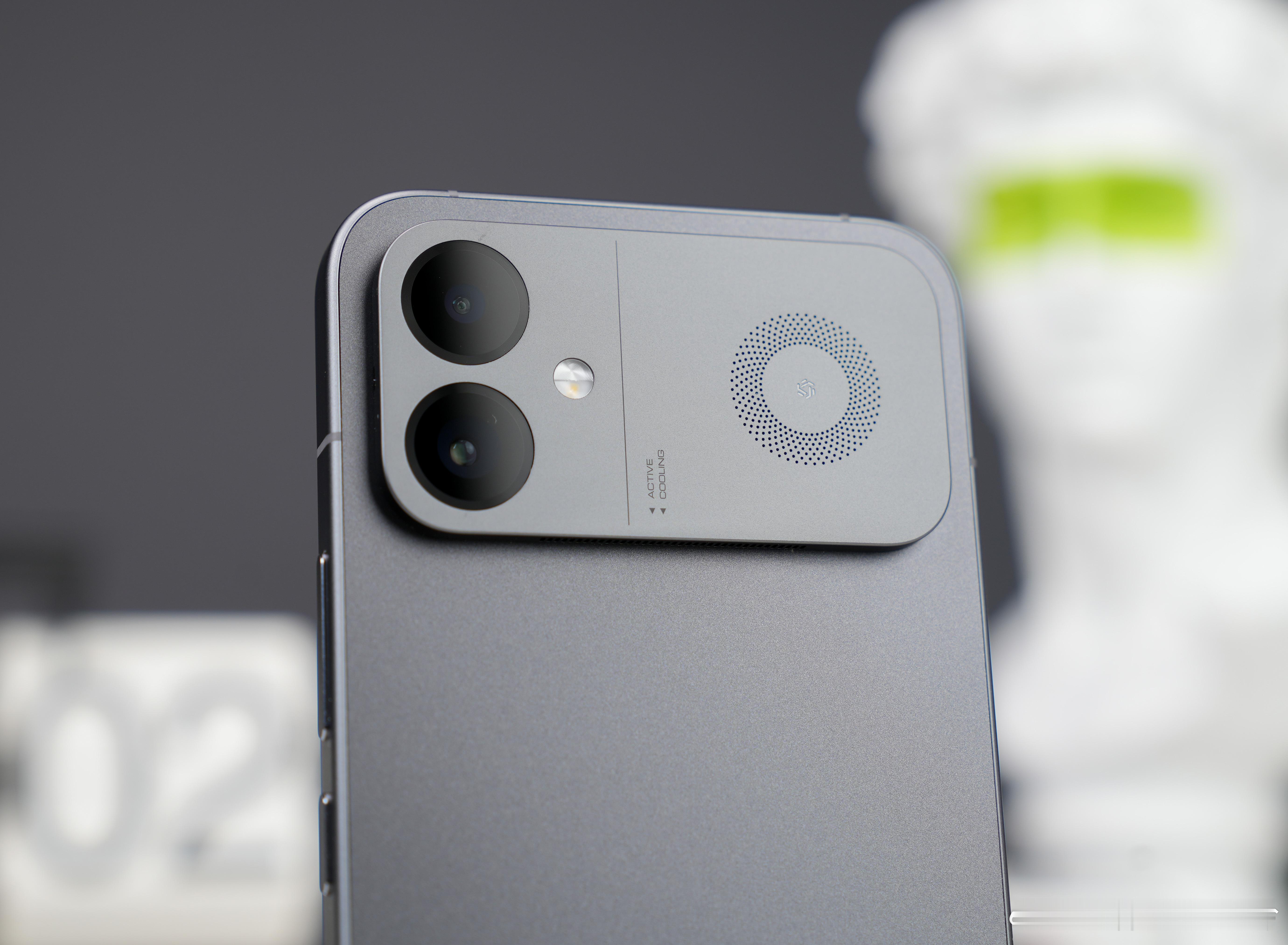 现在好多新机都上iPhone17Pro那种横向矩形镜头模组，不过虽然都是突出一