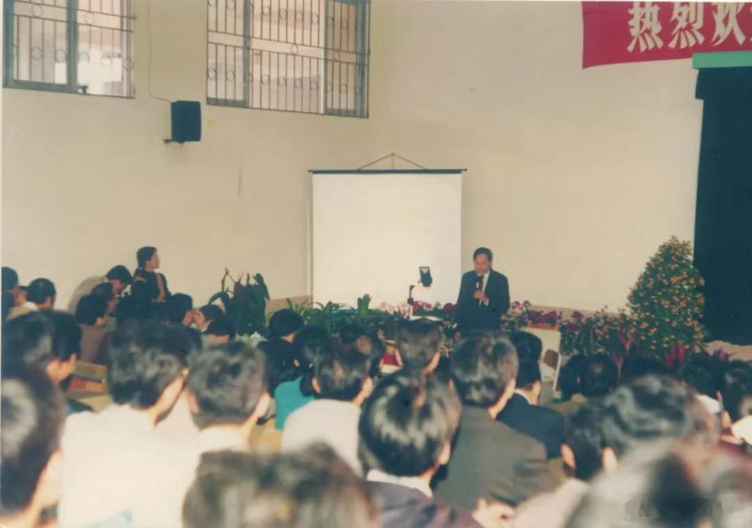 总觉得杨振宁先生是从历史书里走出来的人物，杜聿明的女婿，杜致礼的丈夫。先生千古，