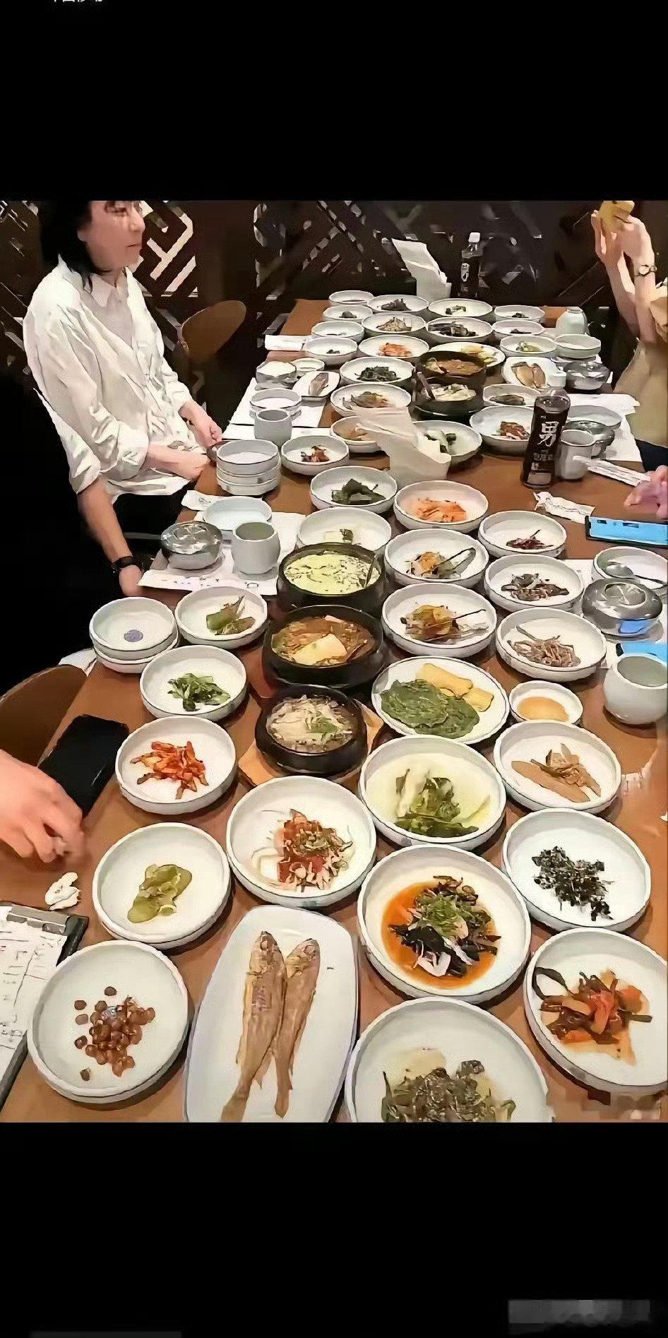 韩国版满汉全席，要说不说，品种还挺多的哈