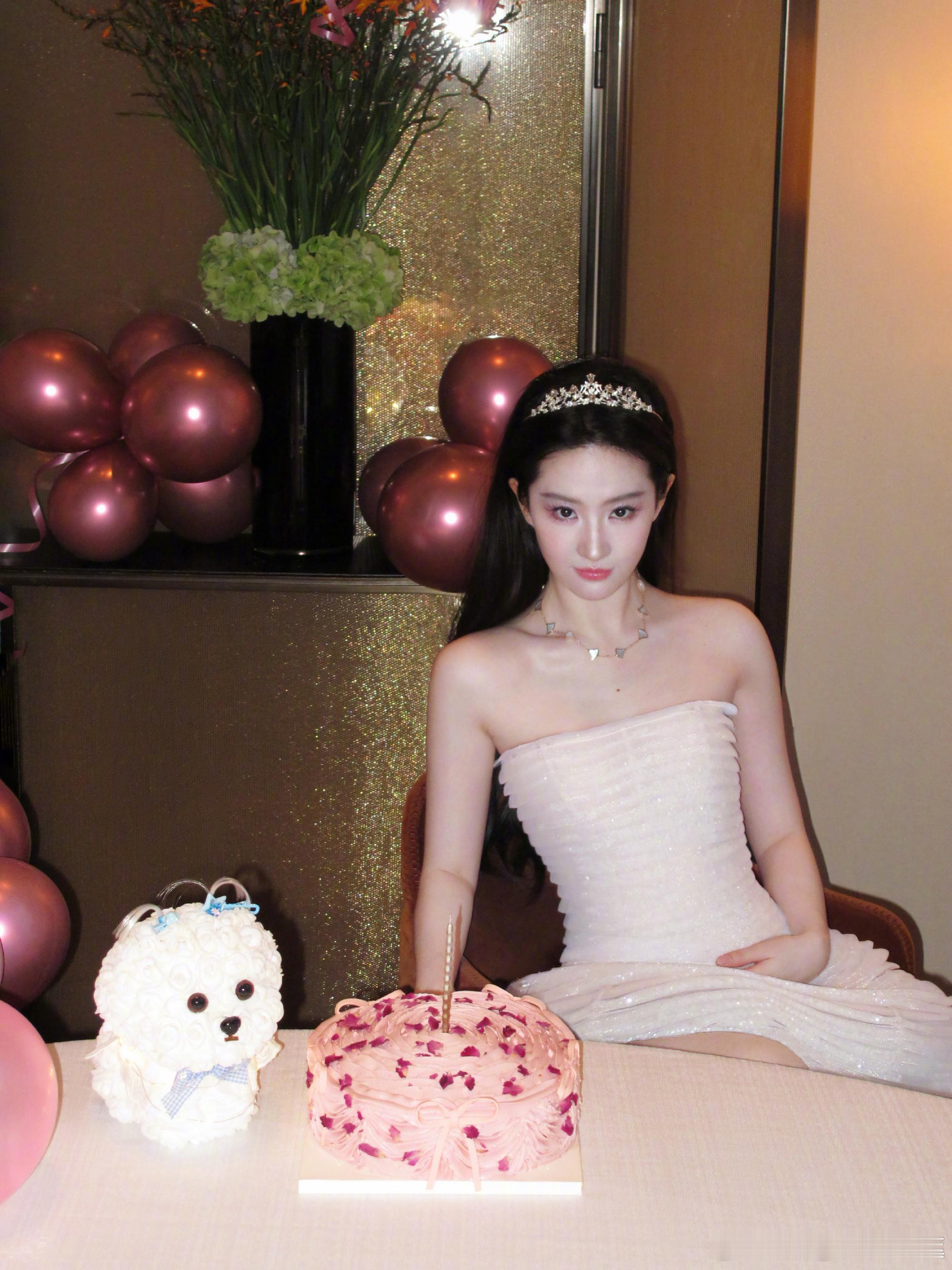 #刘亦菲分享39岁生日照##刘亦菲公主风生日照#看得出她是公主～刘亦菲39岁公主风生日照堂堂来袭，每