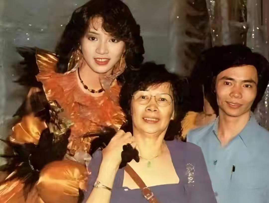 8月30日，港媒传来消息，梅艳芳的母亲覃美金，在家进食时发生意外昏迷，送院抢救无