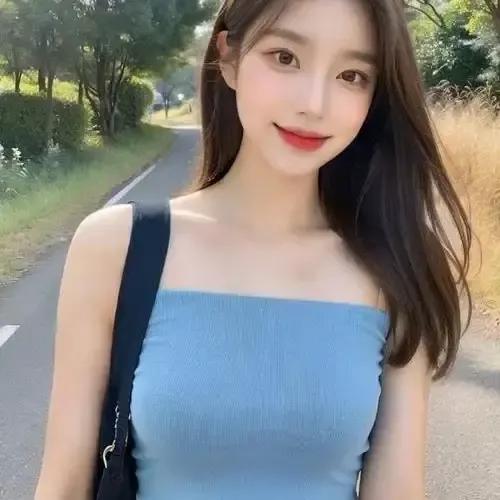 阳光明媚的午后，蓝白相间的连衣裙搭配清新自然，走在乡间小路上，享受美好时光。米色