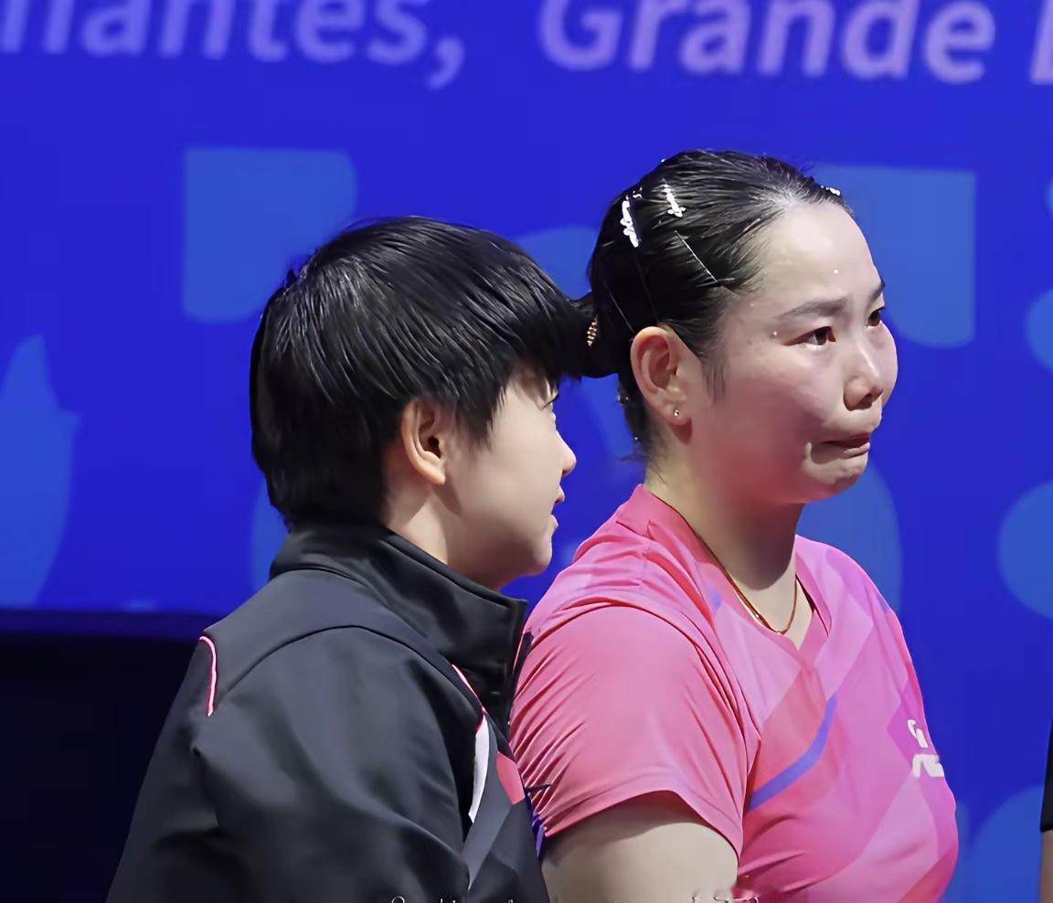 何卓佳难过得哭了[哭哭]，莎莎安慰好朋友。不哭，河北队的起点就是银牌，24年才有