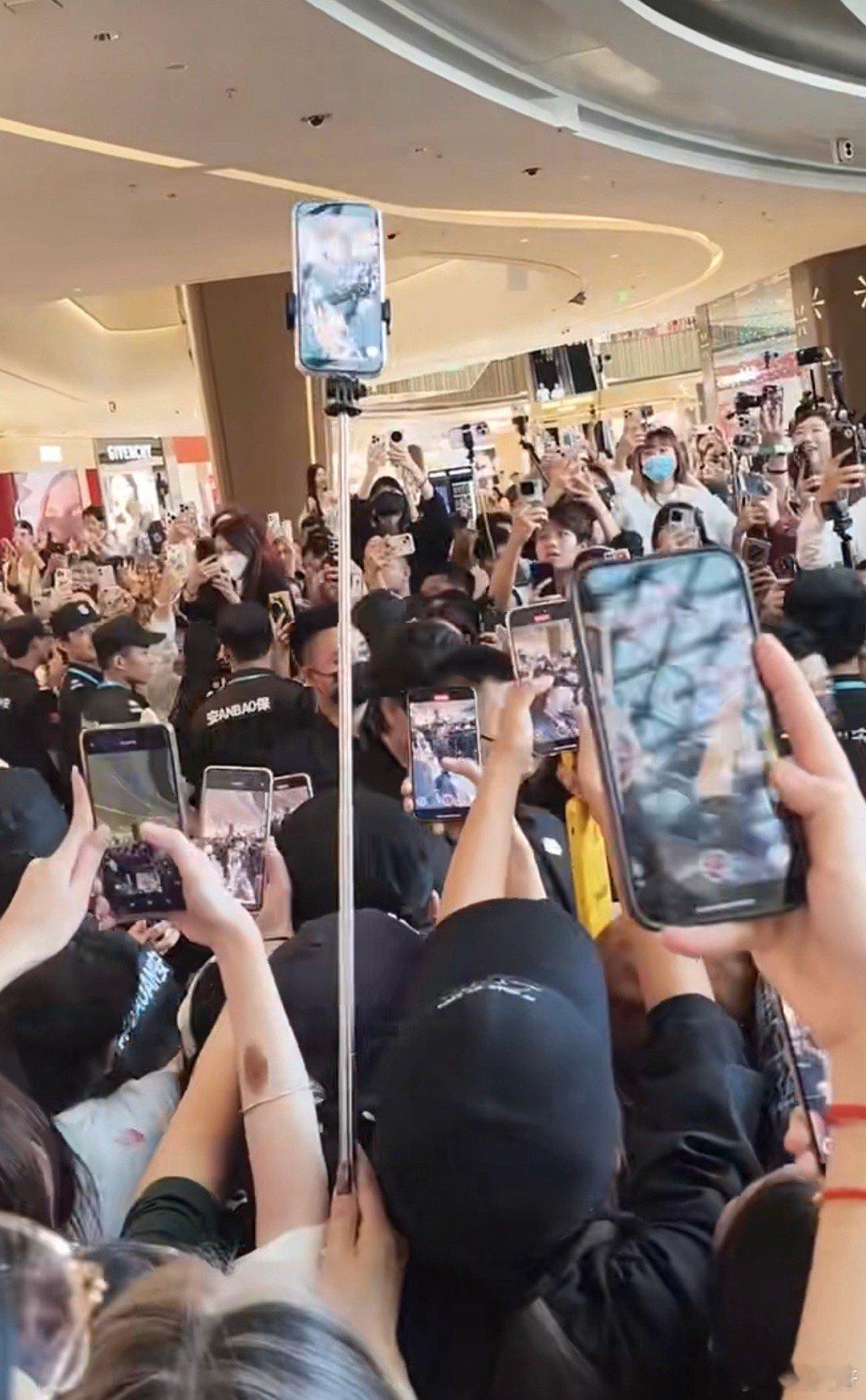 感觉丁禹兮每一次的线下活动都能把黑子垂直转粉了，怪不得每次线下人气都是爆满，我见