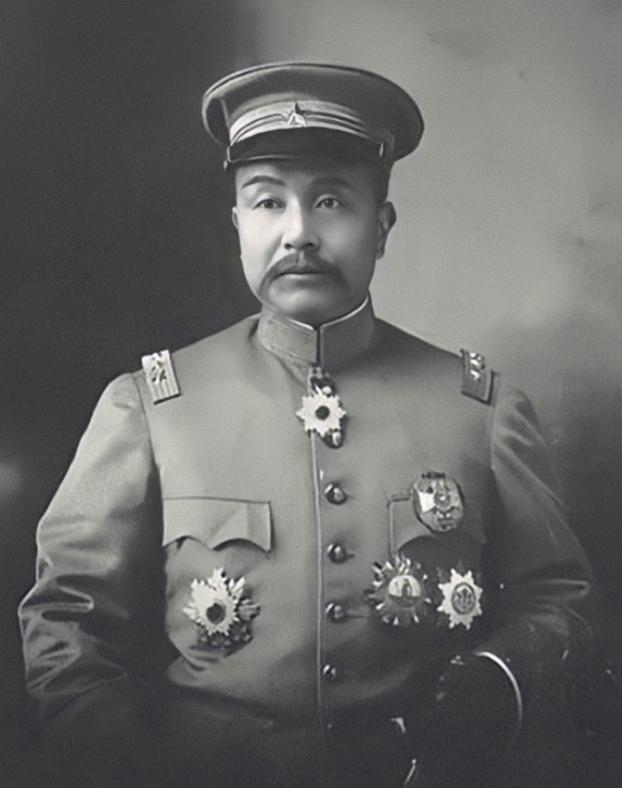 临死前袁世凯把儿子叫到床前：“你不要送葬，开枪打死穿红衣服的人。”几天后，他又把