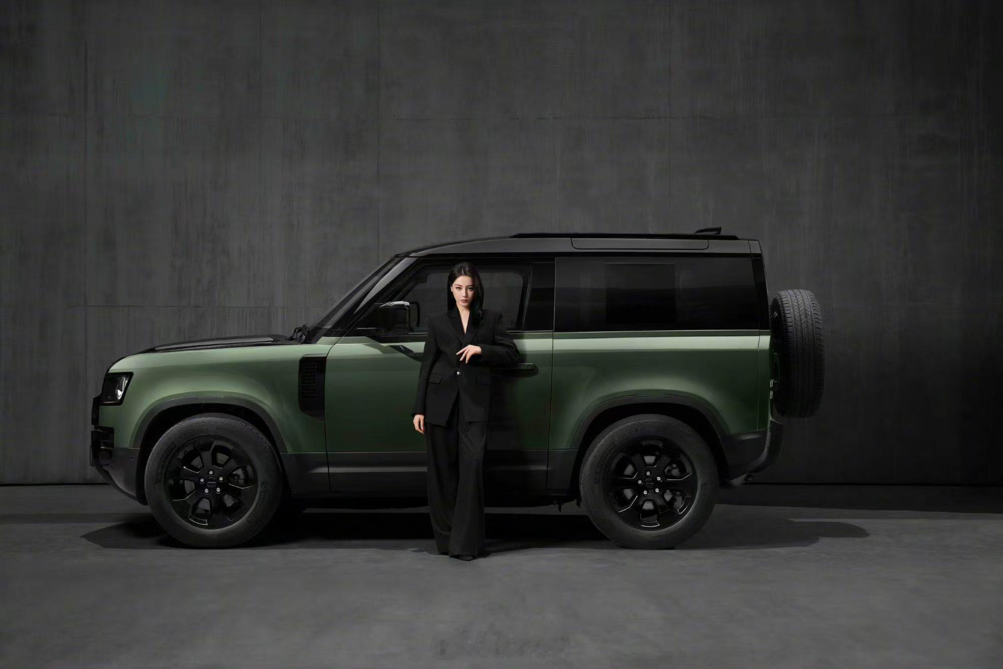 可以学这一帧去拍头像了，记得像迪丽热巴一样拍暗调，你的高定头像不就有了吗热巴开卫