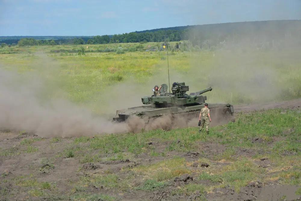 太突然！泰军F-16战机空中掩护，VT-4坦克，T-84型坦克和125毫米坦克炮