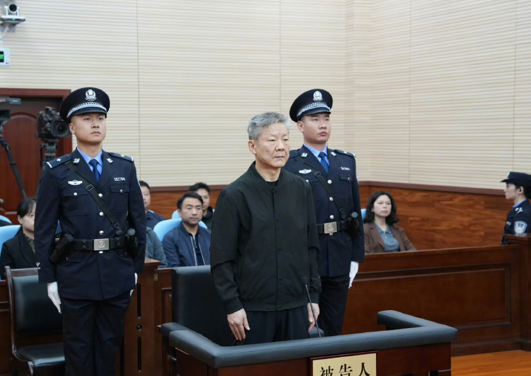 陆克华受贿1.89亿余元陆克华这“贪”途，一路狂飙到死缓！1.89亿余元，这是