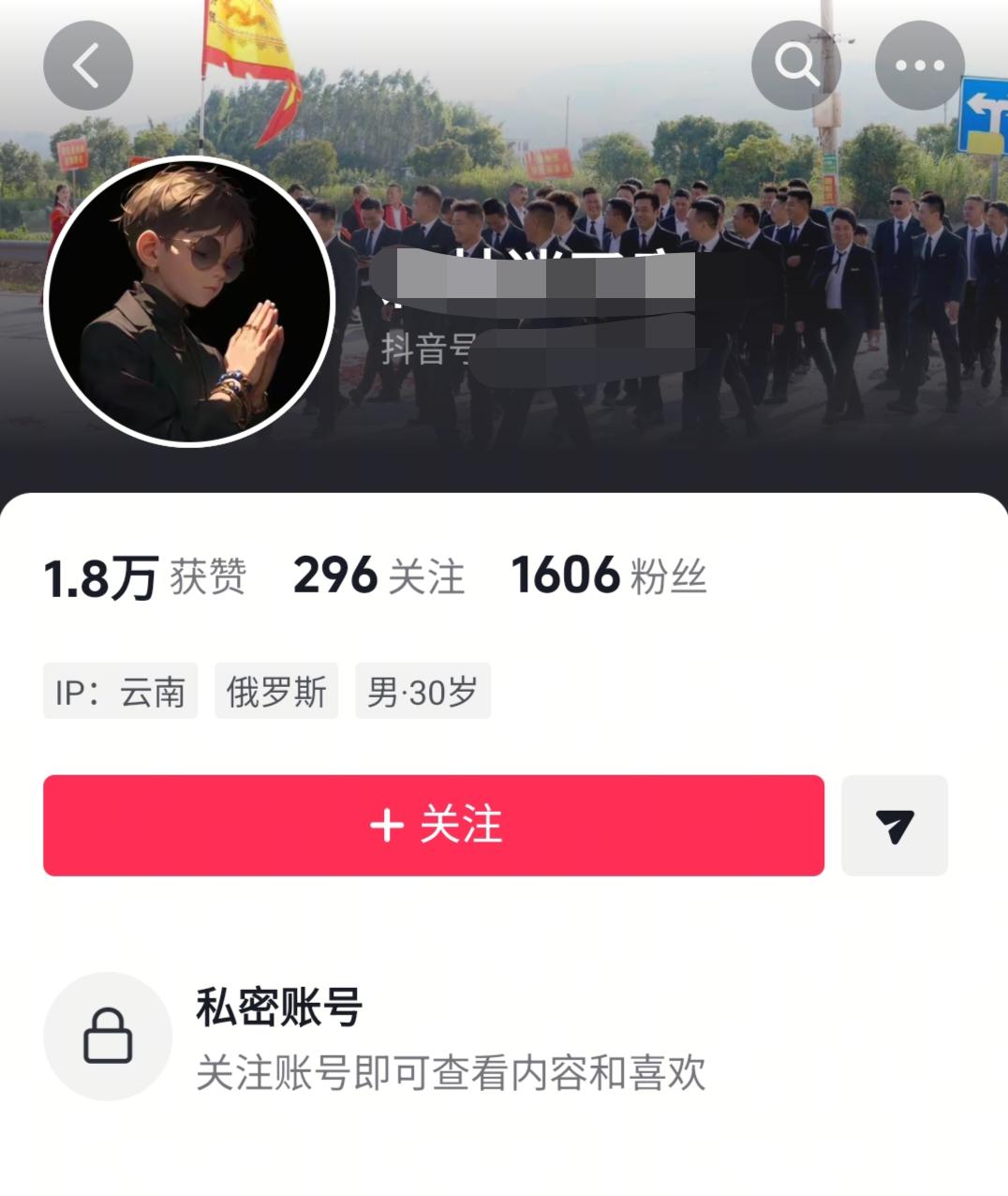 云南西双版纳，泼水节带头拉车门的男子，原来是当地龙舟队成员！被挖出身份后，本人已