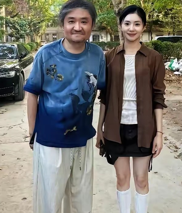 刘浩存这膝盖状态太扎心了，一言难尽谁能想到，被夸“建模腿”的刘浩存，一张路透直