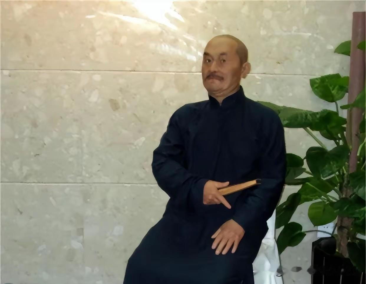 老相声圈有一桩广为流传的趣闻：张寿臣作为寿字辈总门长，权势滔天，却不去动马三立的