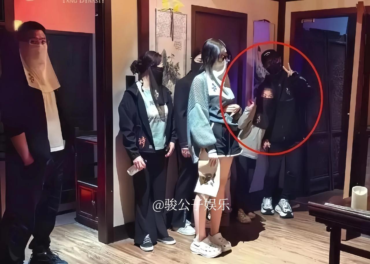 汪峰与章子怡宣布离婚后，三个孩子首次被拍到同框出现。近日，汪峰带着三个孩子一同观