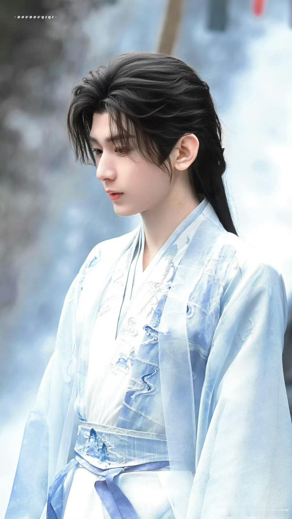 谁懂成毅这两个西西域造型好温柔的富贵少爷，我要是清瞳我也得心动啊[比耶