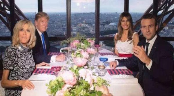特朗普夫妇和马克龙夫妻共进餐，马克龙和特朗普的夫人坐在一侧，特朗普和马克龙的夫人