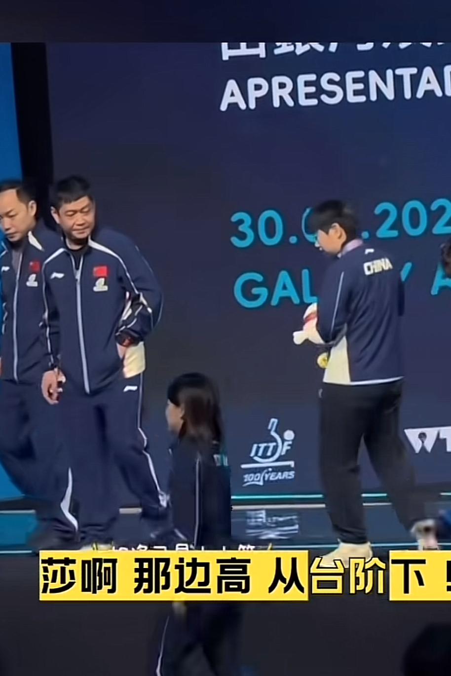 秦志戬：莎莎，来上大爷这，我扶你，台阶有点高。莎、不用了，秦大爷，co爹在前边