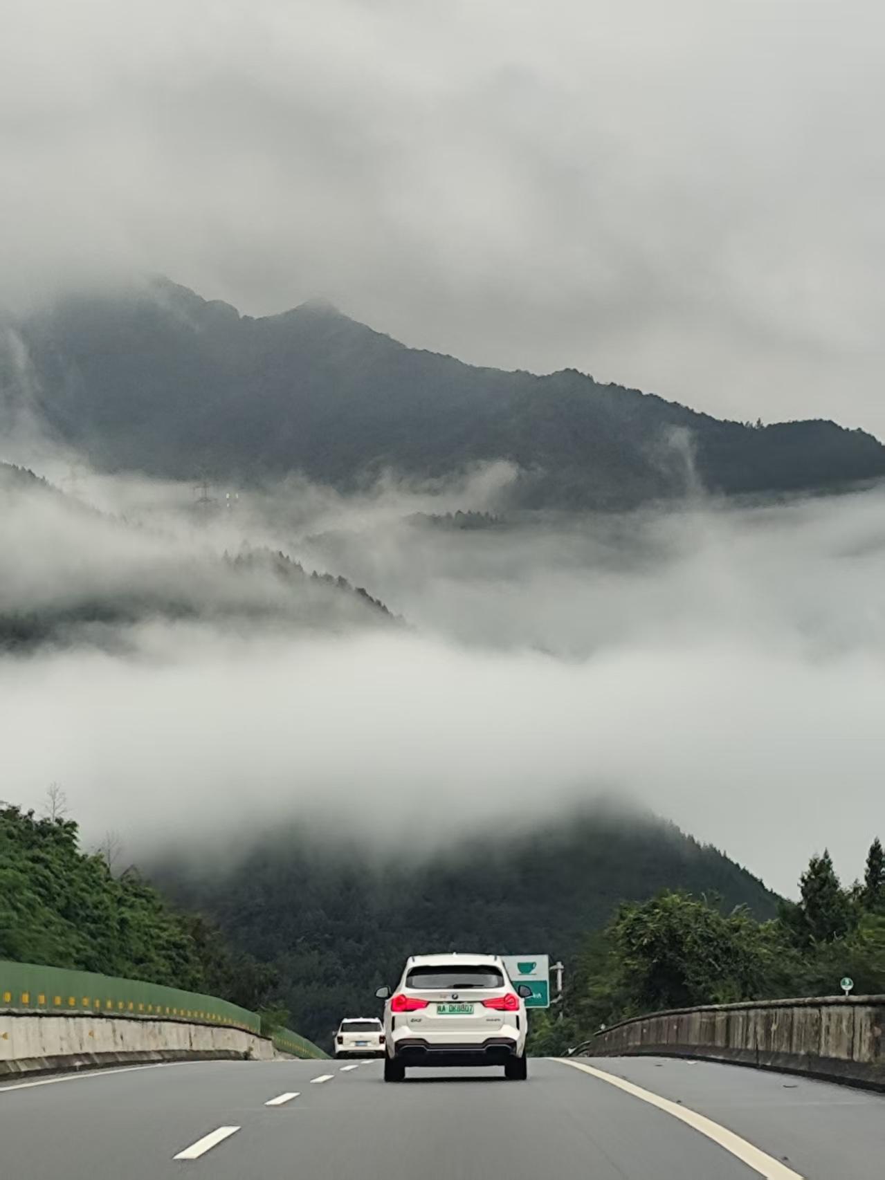 云横秦岭家何在？一脚油门把家还！国庆假期，因宝鸡阴雨连绵，我们选择了去重庆旅游，