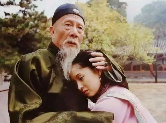 1881年，71岁的左宗棠娶了17岁的章怡为妾。洞房花烛夜，章怡慌忙拭去眼角的泪