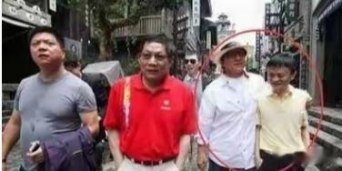 马云总是自信满满，他身上的松弛感和马克斯差不多，他和谁在一起画面都好和谐