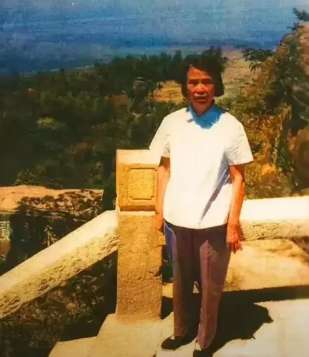 李敏告诉父亲，母亲贺子珍的病情加重，毛主席说：留在南昌好好修养吧！毛主席与