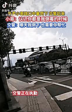 “泪目！”近日，浙江杭州，一外卖小哥突然感觉身体不适，将车子停非机动道上，随后在