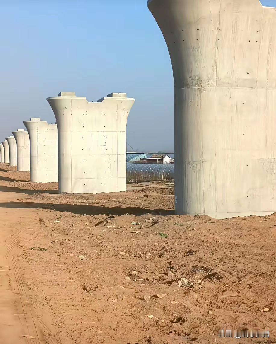 京沪二线，潍坊宿迁段正在加紧建设，桥墩都已经铺好，正在铺，预计2028年通车，北