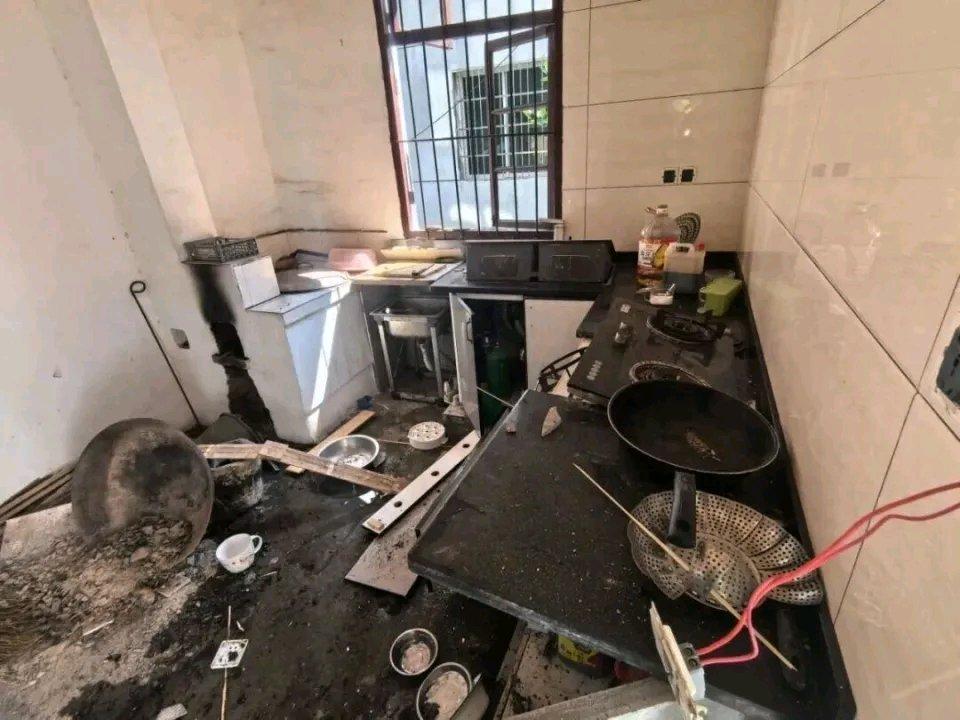 做饭时燃气灶打不着火，你会怎么做？浙江衢州一男子的遭遇给大家敲响了警钟。清晨他准