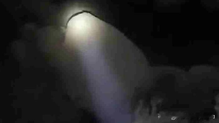 “别怕，我来了”！绝望中的光，一家五口深山迷路，男子黑夜爬山救援，点亮生命希望。