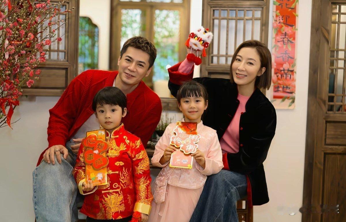 46岁杨怡一家四口拍摄春节写真，一对子女穿着中式华服，非常的可爱。儿子长得像妈妈