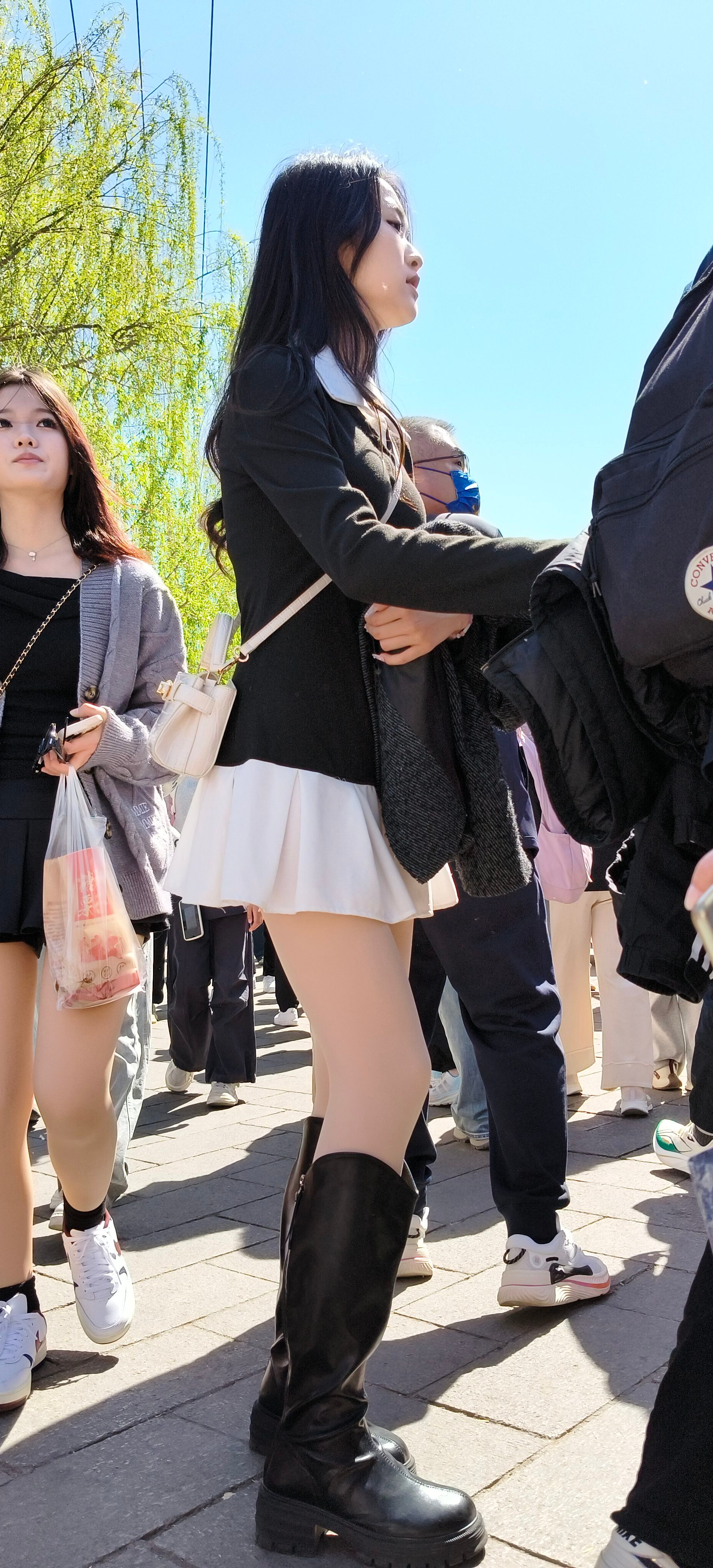 黑底白边的学院裙衬得清爽，翻领沾着春味软乎乎，收腰掐出轻俏线条，百褶裙摆跟风晃得