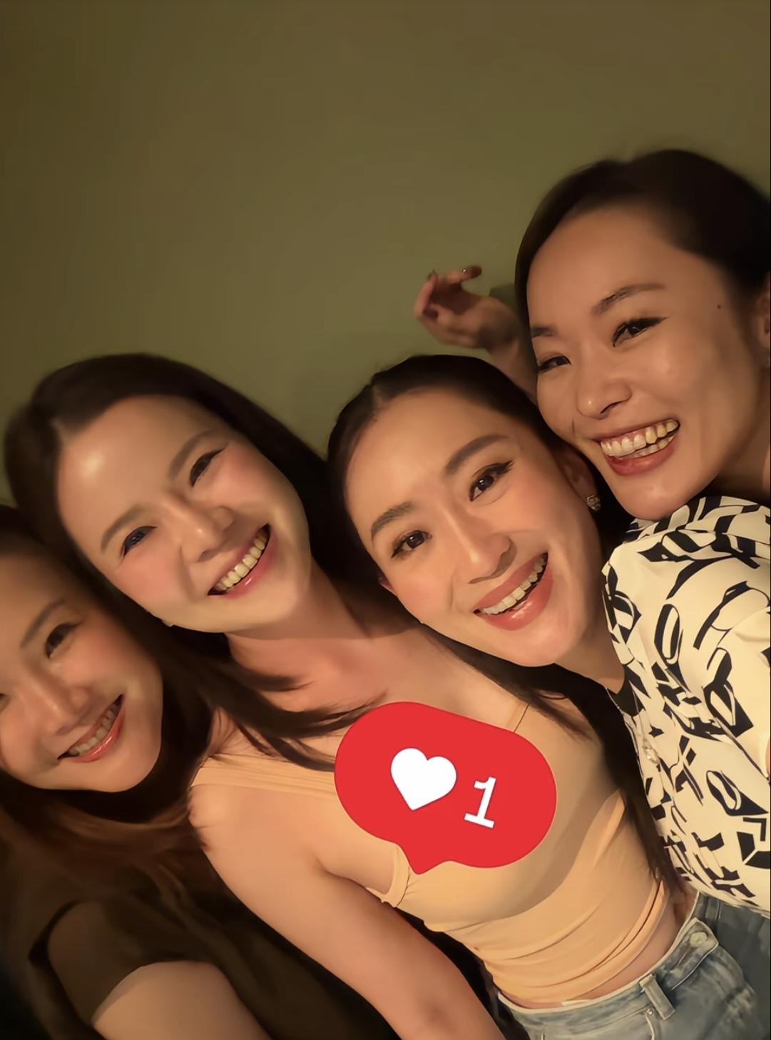 佩通坦的生活真自由喽！5月16日，佩通坦和朋友们聚会，为朋友庆生。乌黑的披肩