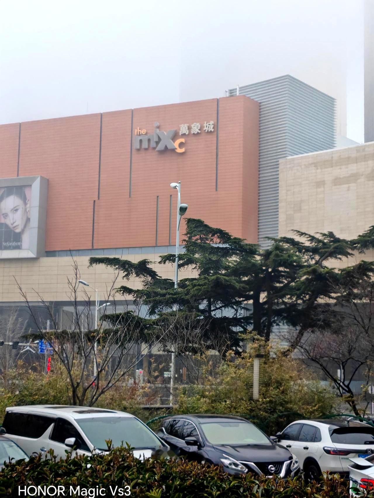 朋友，当年2万入手万象城旁边180平豪宅，眼瞅着单价飙到快5万，没舍得卖，现在肠