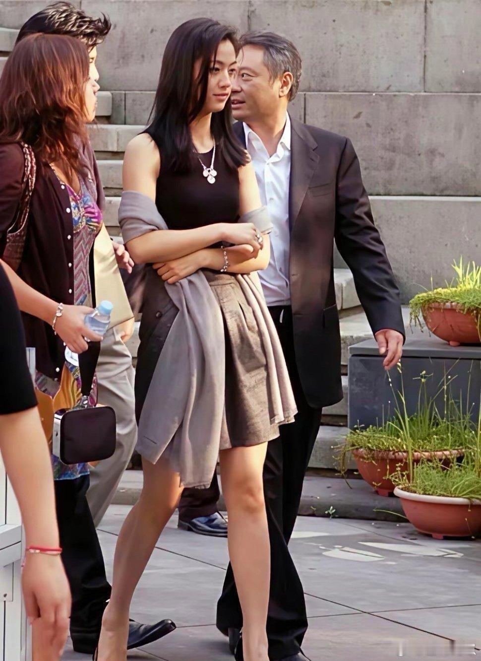 汤唯大学时期的旧照，瞬间懂了当年李安和梁朝伟为何选她当女主，这颜值气质太出众了！