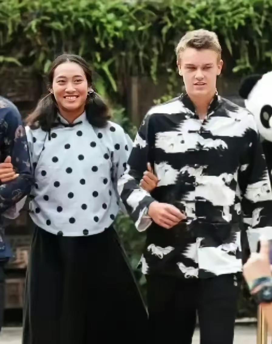 辛纳前女友卡林斯卡娅最近爆料说鲁内连续给她发了十多条短信，意指鲁内在约会自己，在