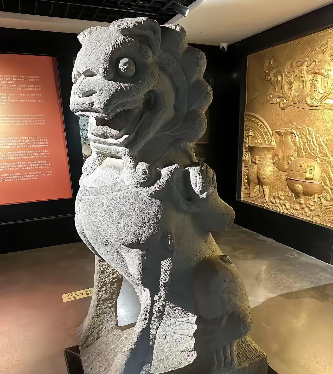 太刚了！安徽网友去徐州博物馆参观，发现博物馆展出的一个石狮子就是自己村村口，17