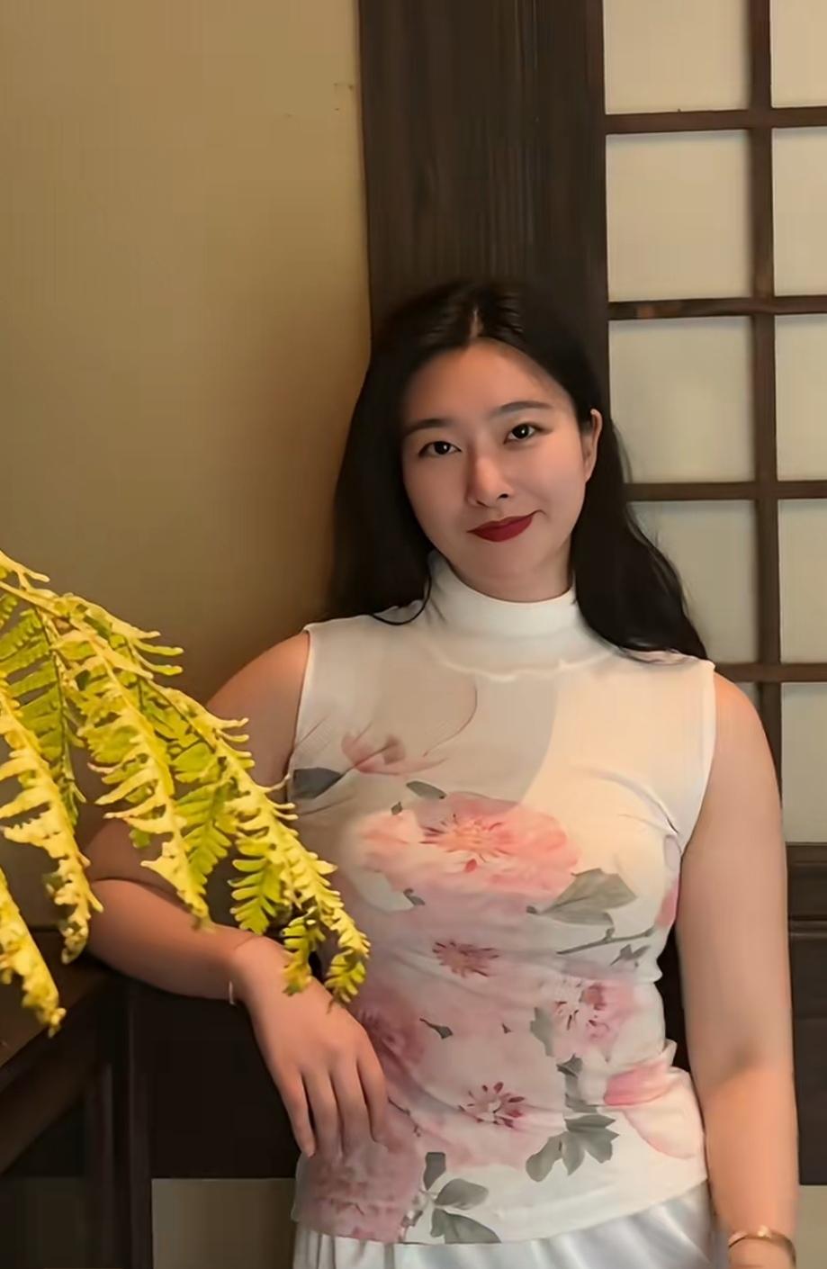 花色旗袍简直是优雅气质与复古风情的完美载体。就像张慧雯，一袭白色刺绣露肩复古旗袍