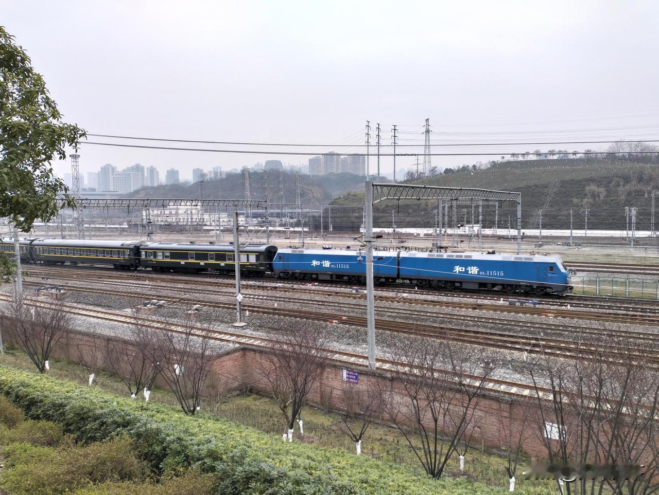 货运电力机车牵引春运临客，这也是春运期间比较常见的现象，尤其是前些年，因为客运机