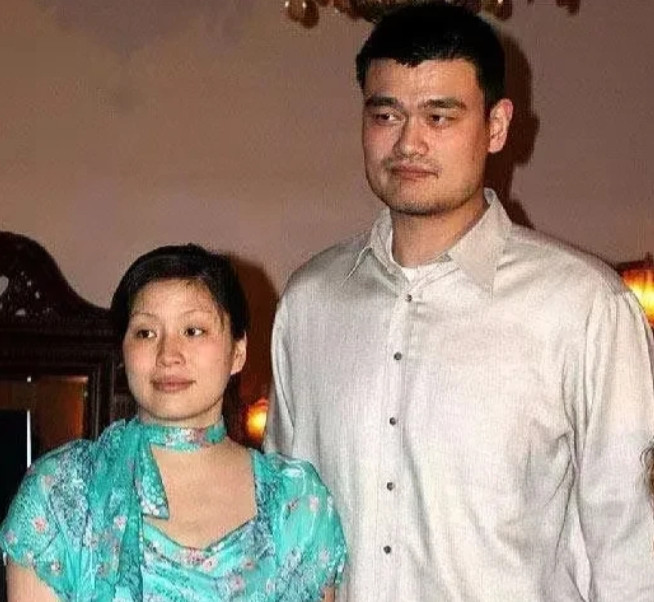 2007年，叶莉嫁给了身高226cm，体重400斤的姚明，她说：“睡觉时，我俩必